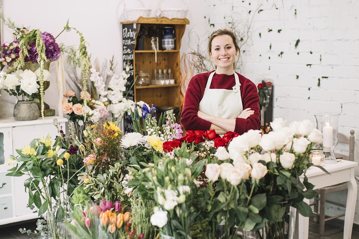 Fleuriste dans son magasin