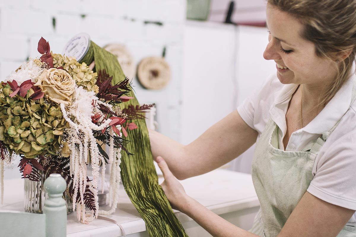 Fleuriste préparant une composition florale