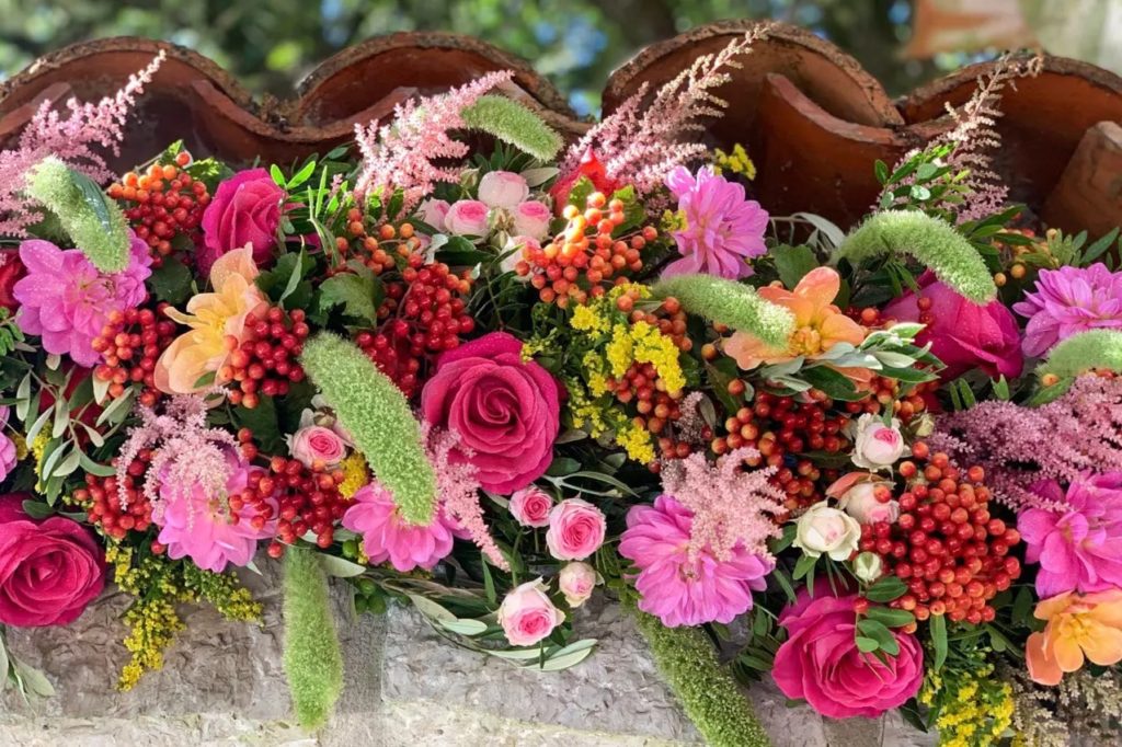 Detail of the floral arch : splendid flowers to decorate this villa !