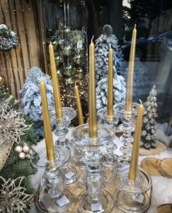 Nous proposons également des objets de décoration pour Noël et les fêtes de fin d'années