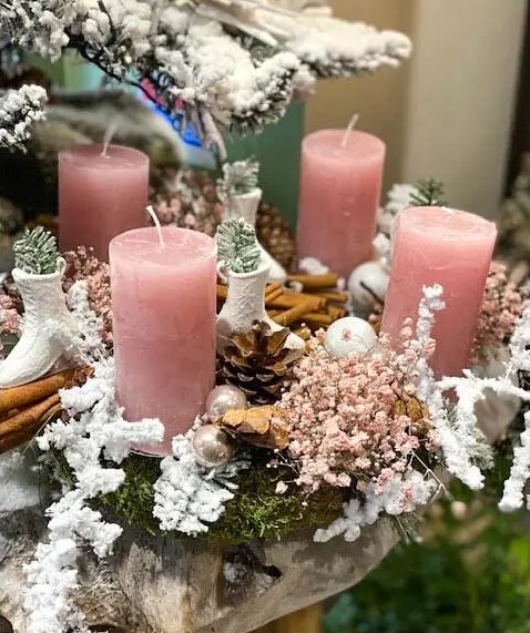 Une couronne de Noël avec quatre bougies roses