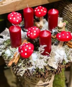 Une couronne de Noël avec quatre bougies rouges