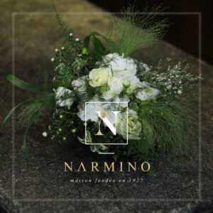 Petit panier avec bouquet de fleurs blanches
