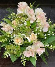 Bouquet composé de brins de muguet et de pois de senteur roses