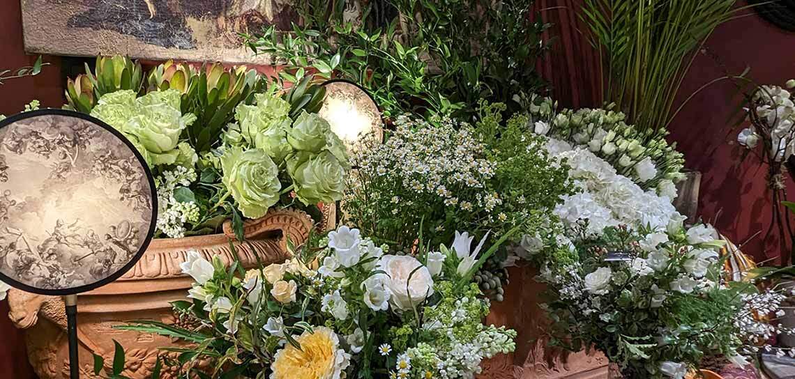 Des fleurs dans une boutique de fleuriste à Monaco