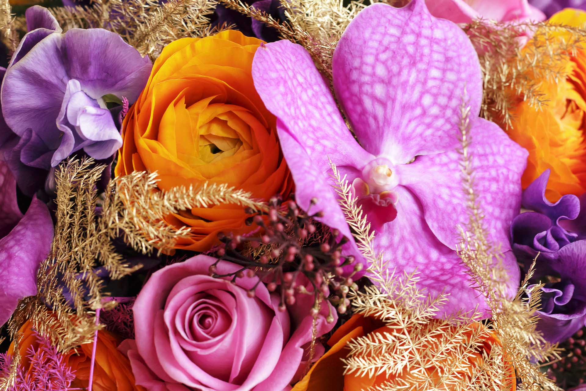 Gros plan sur les fleurs d'un centre de table fleuri