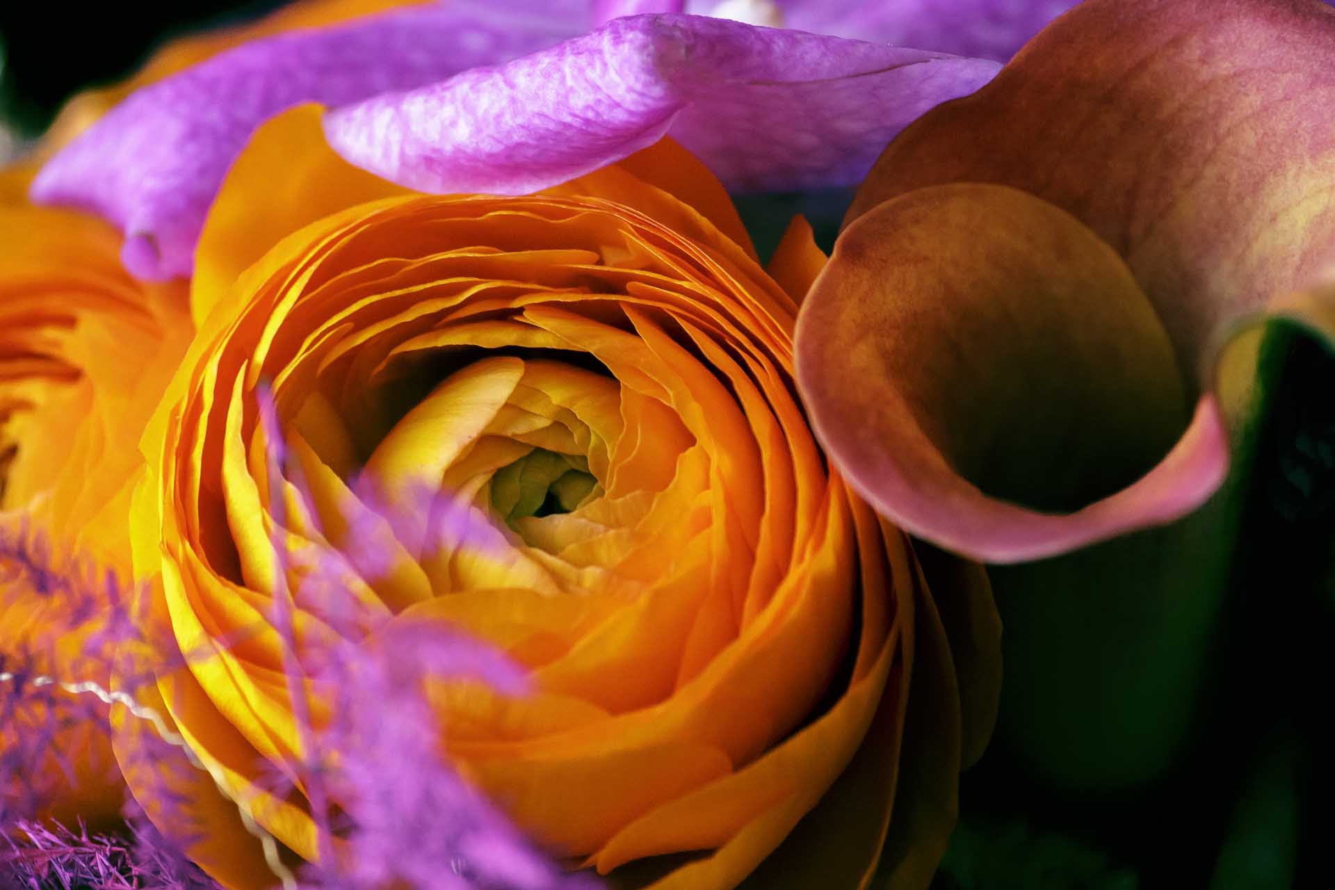 Un centre de table fleuri, haut et moderne, pour décorer les tables d'un restaurant à Monaco à l'occasion d'un événement fleur par le fleuriste Narmino