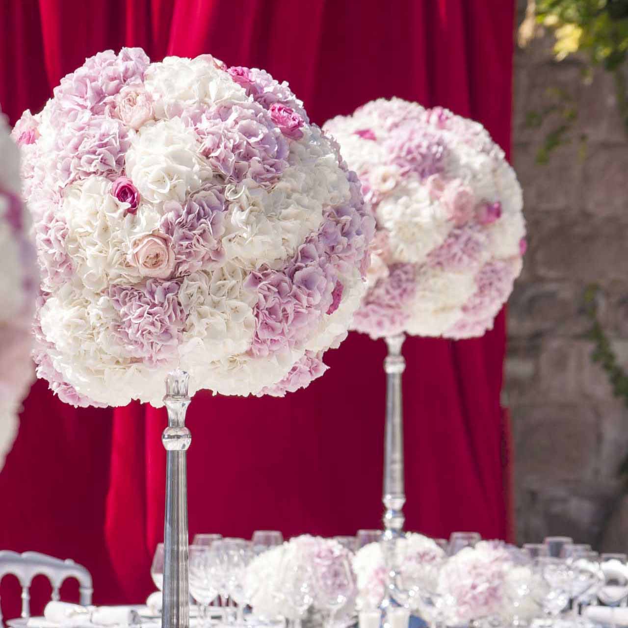 Des hydrangées installées sur des tables afin d'agrémenter un mariage