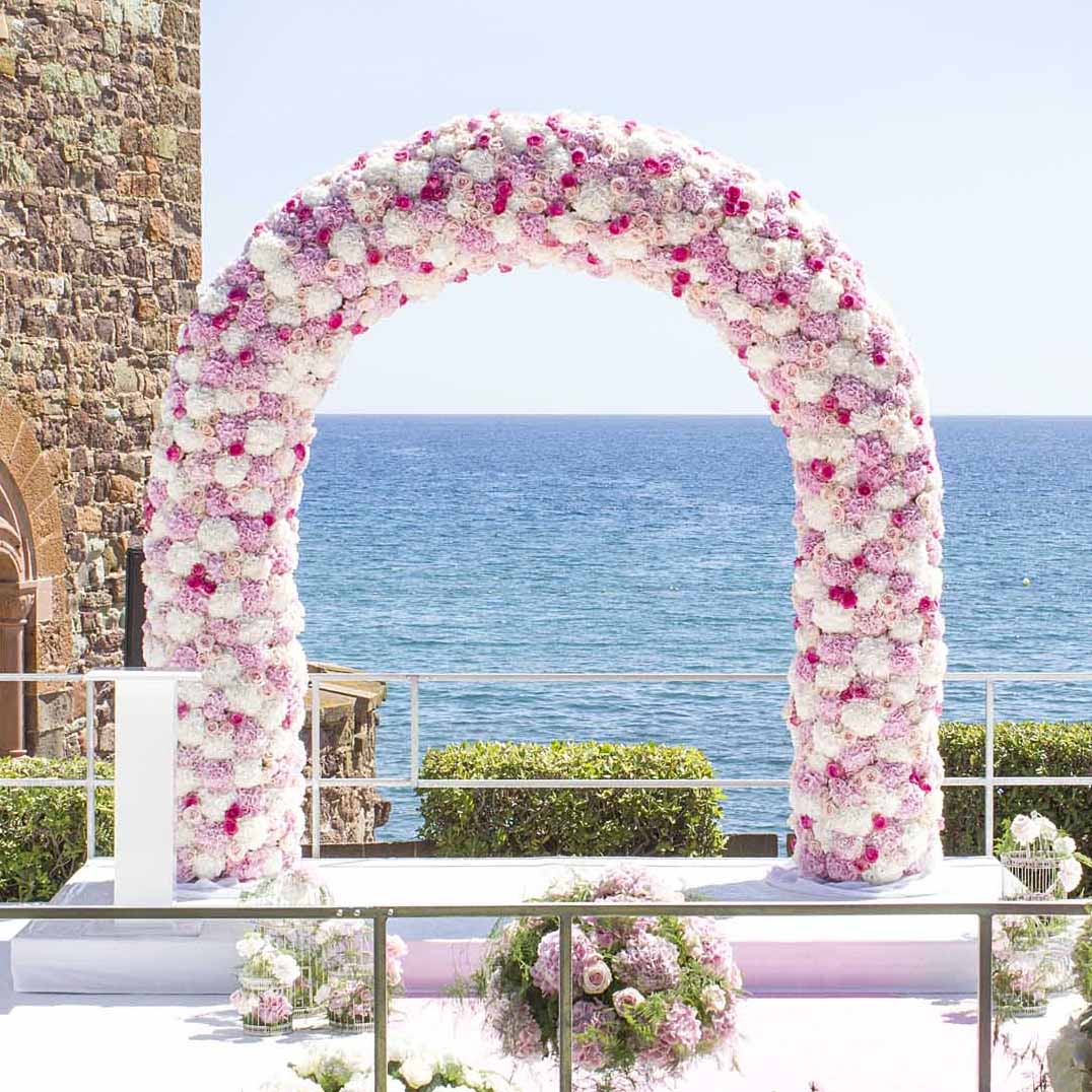 Une arche fleurie pour un mariage à Mandelieu la Napoule, un mariage fleuri par Narmino, fleuriste à Monaco