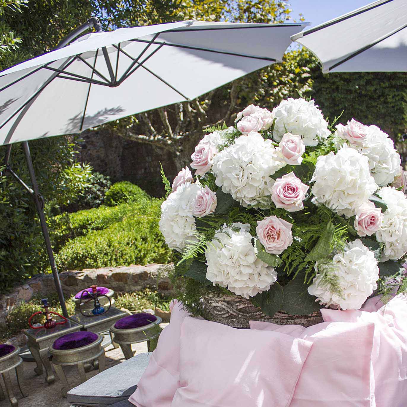 Des fleur, des roses et des hydrangées installées dans un jardin afin d'agrémenter un mariage