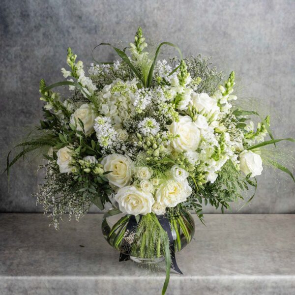 Un bouquet rond blanc réalisé par le fleuriste Narmino à Monaco