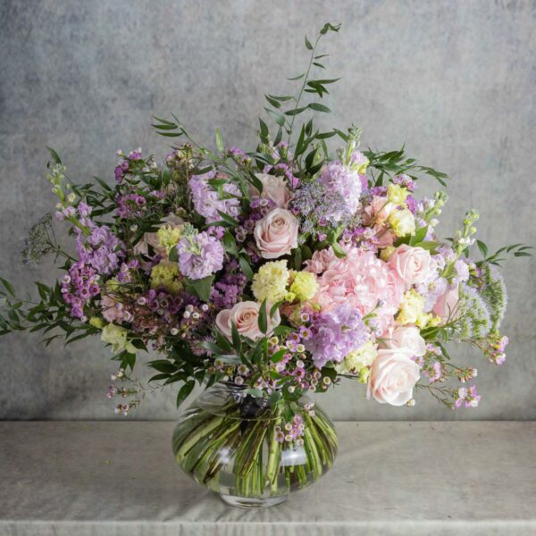 Un bouquet rond de fleurs de saisons