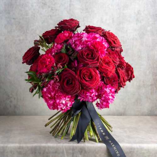 Bouquet Sensualité, des roses rouges et des hydrangées pour une composition spécialement pensée pour la Saint-Valentin