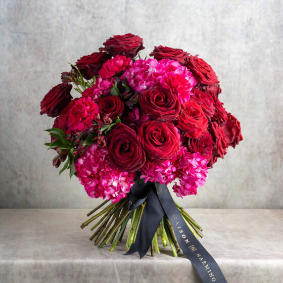 Bouquet Sensualité, des roses rouges et des hydrangées pour une composition spécialement pensée pour la Saint-Valentin