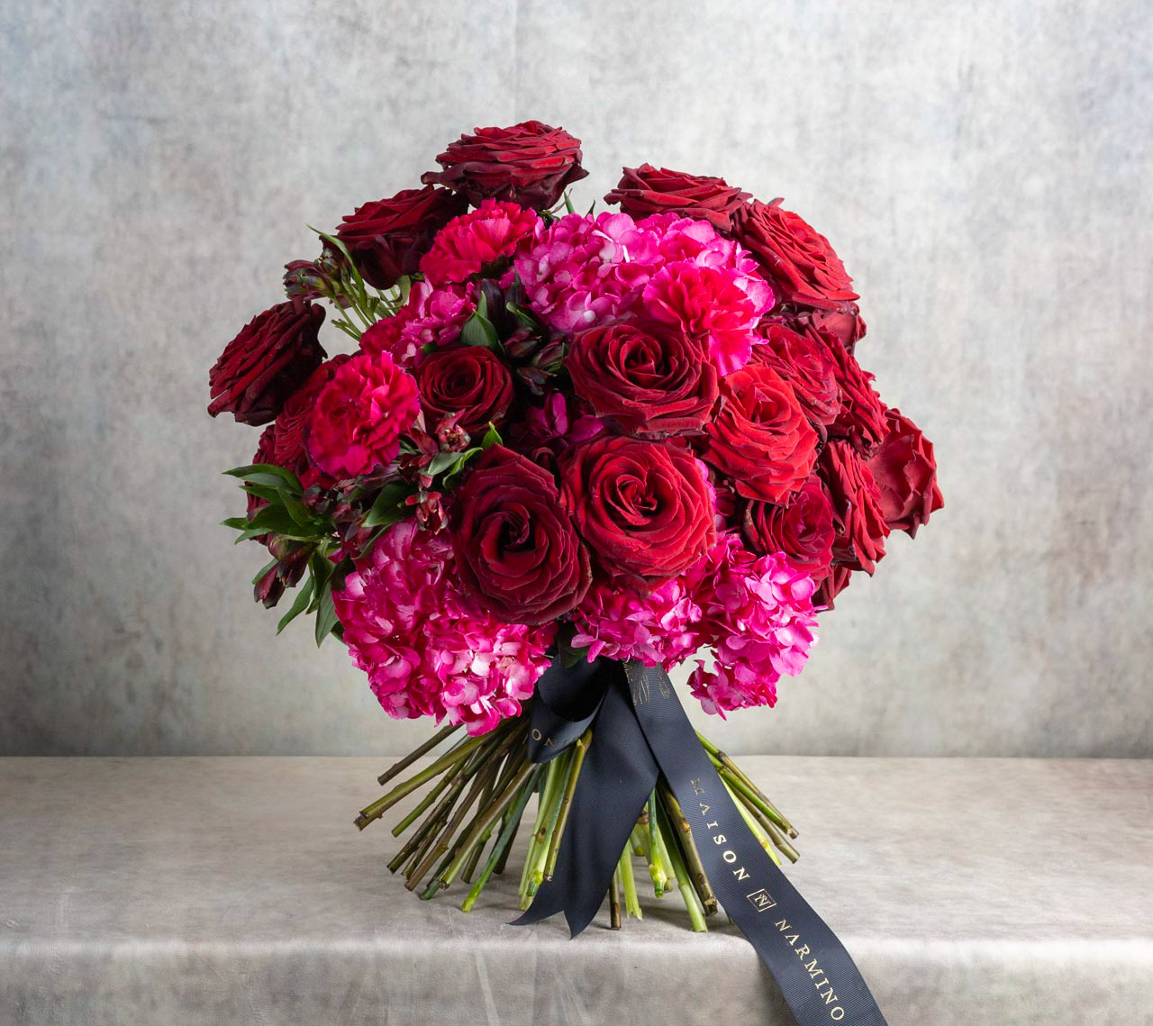 Bouquet Sensualité, des roses rouges et des hydrangées pour une composition spécialement pensée pour la Saint-Valentin