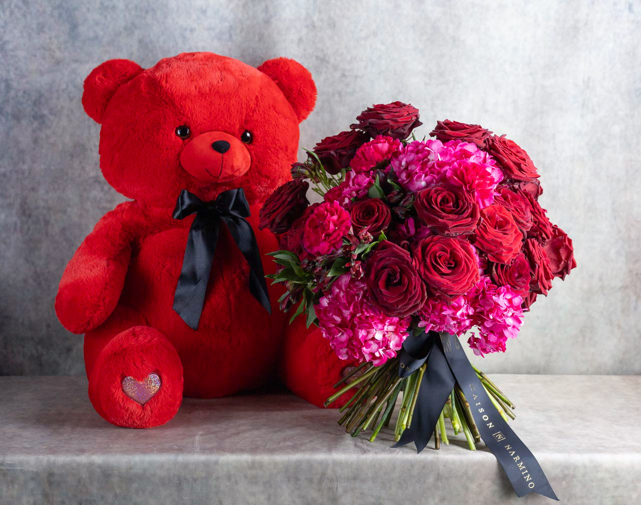 Bouquet Sensualité, des roses rouges et des hydrangées pour une composition spécialement pensée pour la Saint-Valentin