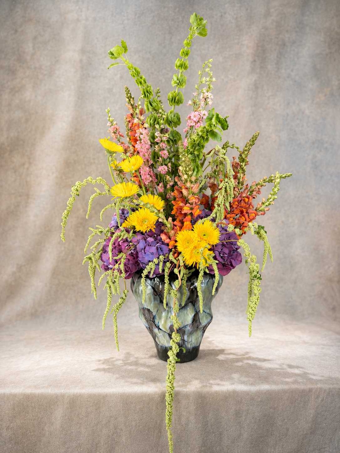 Fleurs lumineuses dans un vase transparent