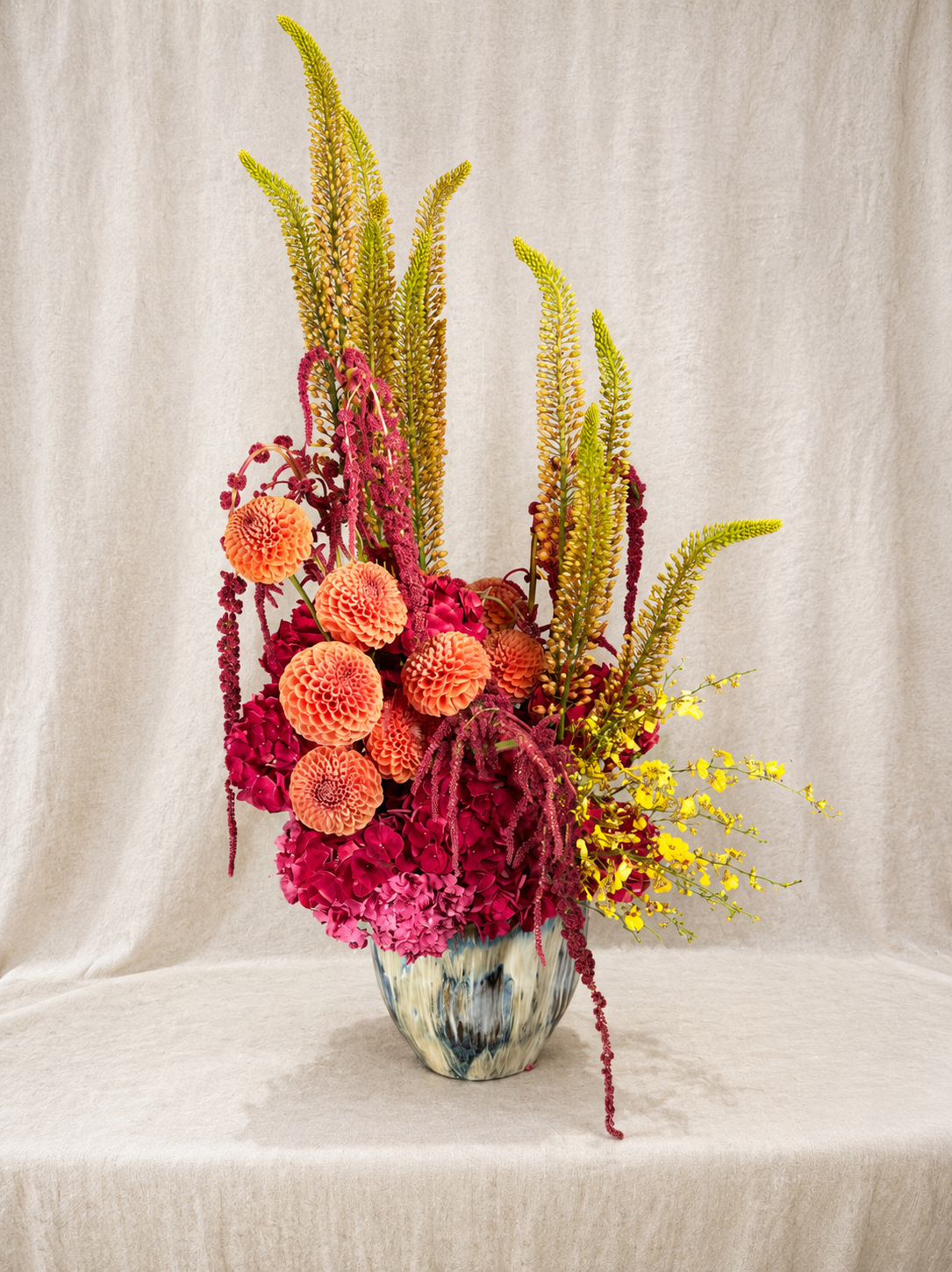 Fleurs lumineuses dans un vase transparent